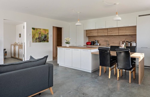 Ihringen Apartment | Apartment 'Ferienwohnung Im Obstgarten' with Private Terrace and Wi-Fi
