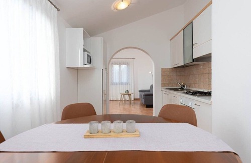 Cervar Apartment | Apartment for 5 persons, 200m from the beach, pool and garden for shared use