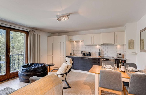 Chamonix City Centre Apartment | Apartment Cosmiques - Alpes Travel - Central Chamonix (sleeps 4)