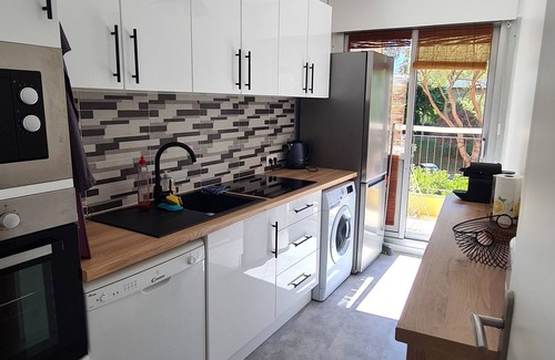 Mandelieu-La-Napoule Apartment | Apartment in luxury residence with swimming pool on marina