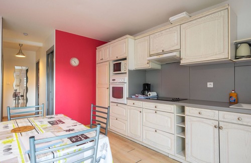 Saint-Simon-de-Bordes Apartment | Apartment 'Le Clos Du Champ De L'Amour - La Rochelle' with Pool, Wi-Fi and Air Conditioning