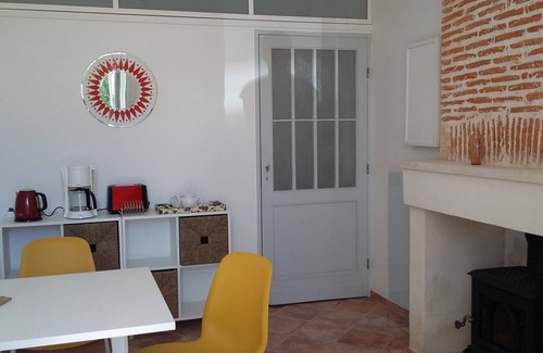 Saint-Vivien-de-Medoc Apartment | Apartment with garden in old house.