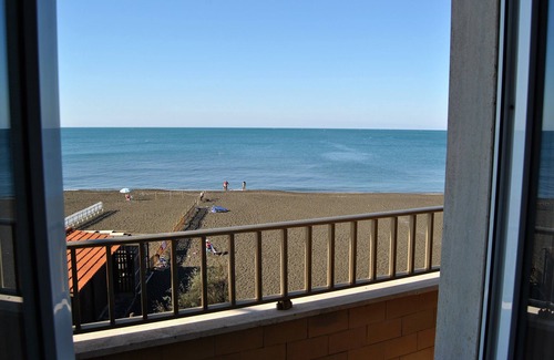 Ladispoli Apartment | APARTMENT FRONT SEA by Silvia and Massimo