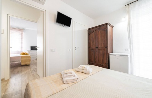 S'oru e Mari Apartment | Apartment 'Gambero Rosso' with Private Terrace, Wi-Fi and Air Conditioning