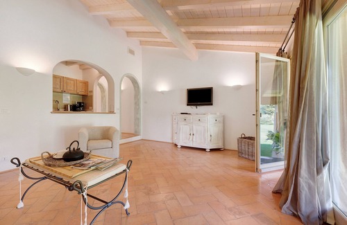 Puegnago del Garda Apartment | Apartment 'Giada' with Shared Pool, Wi-Fi and Air Conditioning