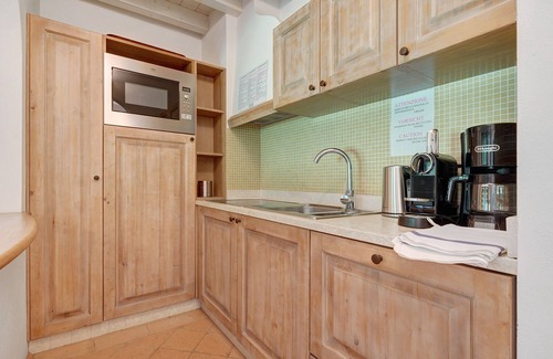 Puegnago del Garda Apartment | Apartment 'Giada' with Shared Pool, Wi-Fi and Air Conditioning