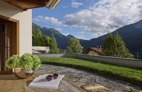 Klosters Platz Apartment | Apartment 'Gotschnablick' with Private Terrace and Wi-Fi