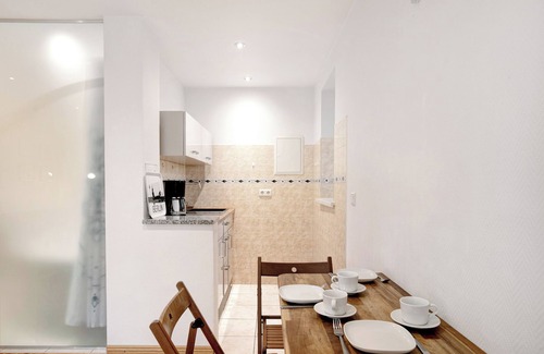 Nikolassee Apartment | Apartment 'Grüne Oase In Der Großstadt' with Private Terrace, Garden and Wi-Fi