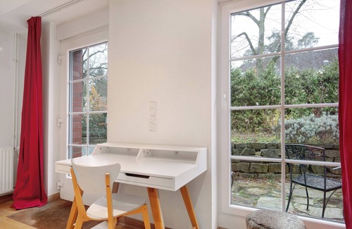 Nikolassee Apartment | Apartment 'Grüne Oase In Der Großstadt' with Private Terrace, Garden and Wi-Fi
