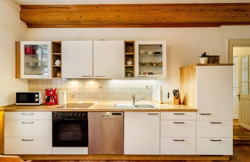 Oldersum Apartment | Apartment 'Gulfhof Oldersum Dachgeschoss' with Shared Terrace, Shared Garden and Wi-Fi