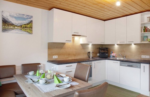 Au Apartment | Apartment 'Haus Bergfrieden' with Mountain View, Shared Terrace and Wi-Fi