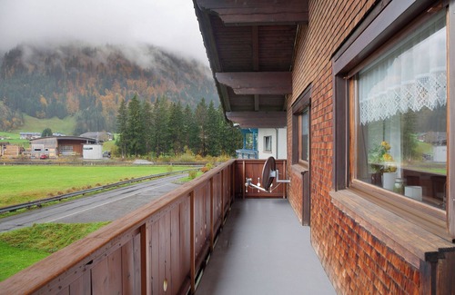 Au Apartment | Apartment 'Haus Bergfrieden' with Mountain View, Shared Terrace and Wi-Fi