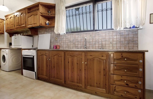 Agia Marina Apartment | Apartment 'Heaven's Resort' with Mountain View, Wi-Fi and Air Conditioning