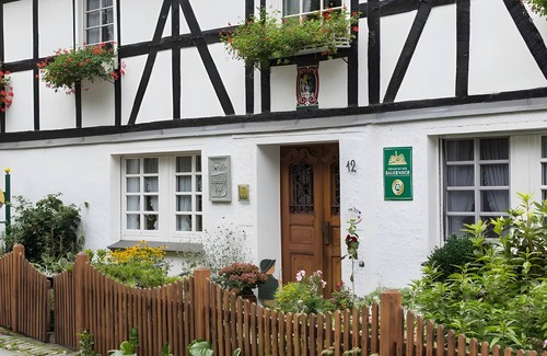 Lenne Apartment | Apartment 'Huhn' with Shared Terrace, Shared Garden and Wi-Fi