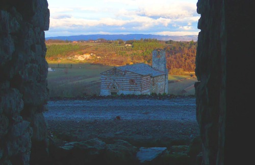 Colle di Val d'Elsa Villa | Apartment in villa with WIFI, pool, TV, patio, panoramic view, parking, close to San Gimignano
