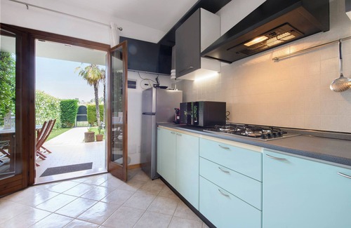 Colà Di Lazise Apartment | Apartment 'I Vigneti Del Garda' with Shared Pool, Wi-Fi and Air Conditioning