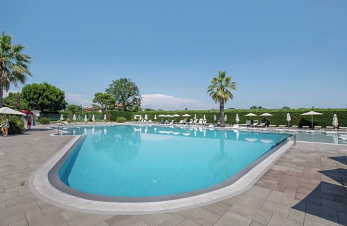 Colà Di Lazise Apartment | Apartment 'I Vigneti Del Garda' with Shared Pool, Wi-Fi and Air Conditioning