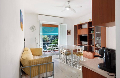 Albisola Superiore Apartment | Apartment 'Il Corallo' with Shared Garden and Balcony