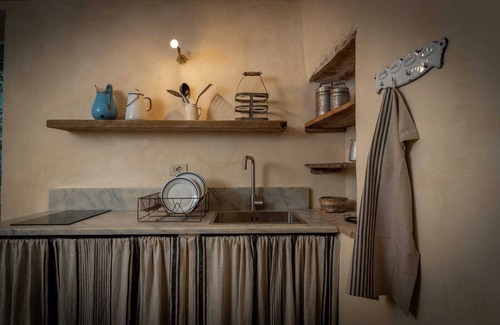 Campiglia d'Orcia Apartment | Apartment 'Il Cassero' with Shared Garden, Wi-Fi and Air Conditioning