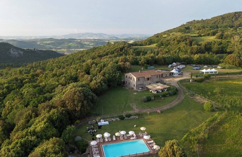 Pomarance Apartment | Apartment 'Il Trinciatoio' with Shared Pool, Private Garden and Wi-Fi