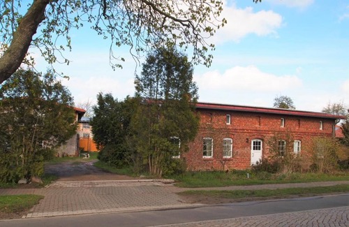 Mesekenhagen Apartment | Apartment in a farmhouse with idyllic courtyard and natural garden