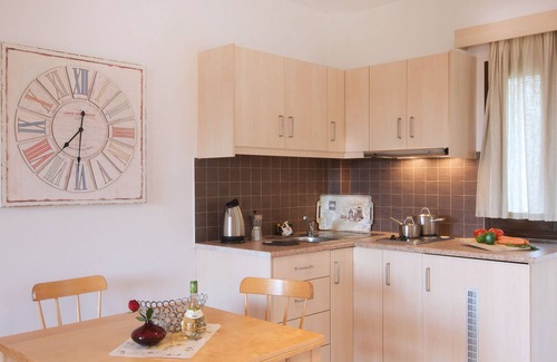 Lefkos Apartment | Apartment In A Hotel 'Miraluna Three Room 2' with Private Terrace and Air Conditioning