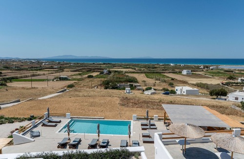 Mikri Vigla Apartment | Apartment In A Hotel 'Naxos Earth Suites Deluxe Double' with Sea View, Wi-Fi and Air Conditioning