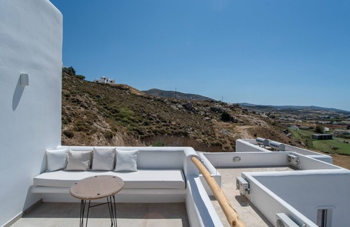 Mikri Vigla Apartment | Apartment In A Hotel 'Naxos Earth Suites Quadruple' with Sea View and Air Conditioning