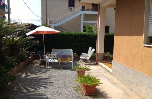 Annunziata Apartment | Apartment in Belmonte Marina, bright, with parking space and garden.