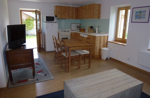La Roche-de-Rame Apartment | Apartment in Chalet, 150 m from a natural lake, large garden, very quiet.