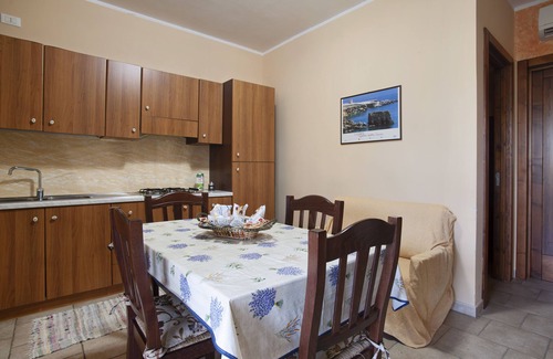 Vignacastrisi Apartment | Apartment in cottage with garden 2 km from the sea