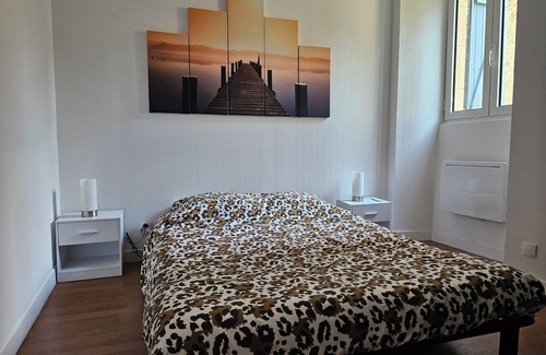 Salignac-Eyvignes Apartment | Apartment in the heart of the village of Salignac