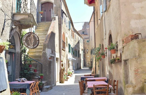 Giglio Castello Apartment | Apartment in Giglio Castello with 2 bedrooms sleeps 5