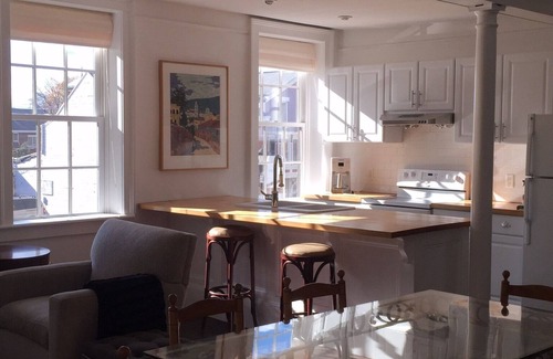 Hudson Apartment | Apartment In Historic 1785 Thomas Jenkins House