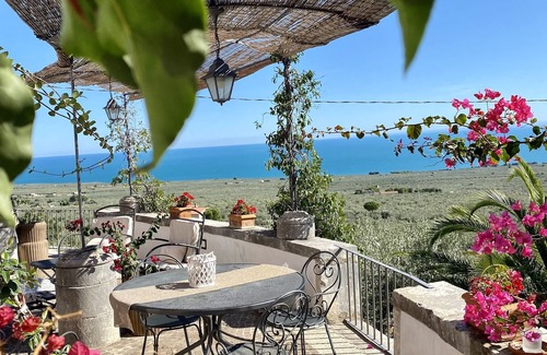 Monte Sant'Angelo House | Apartment in noble residence with magnificent sea view, 2 or 4 people