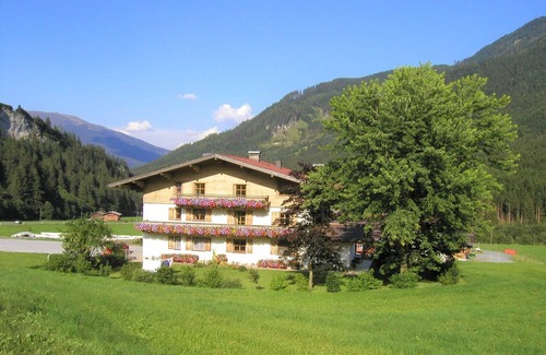 Krimml Apartment | Apartment in Krimml with balcony