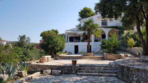 Maslinica Apartment | Apartment in Maslinica 70m from the sea
