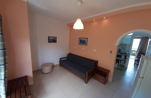 Dafnata Apartment | Apartment in Mpenitses near Beaches & Pool