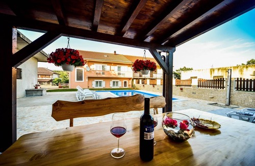 Slivnica Apartment | Apartment in Slivnica with Private Pool