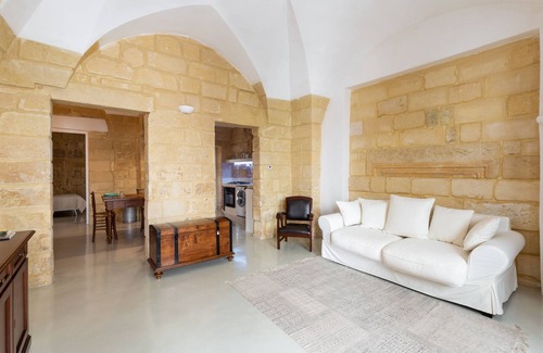 Lecce Historic Center Apartment | Apartment in the historic center of Lecce with vaults and Lecce stone.