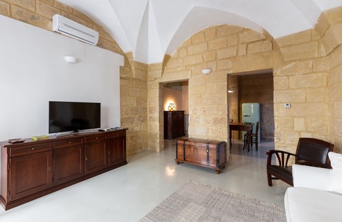Lecce Historic Center Apartment | Apartment in the historic center of Lecce with vaults and Lecce stone.