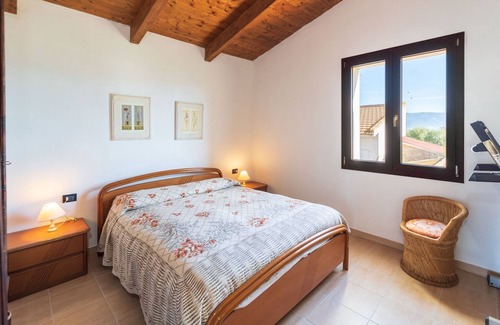 Perfugas House | Apartment in Villa “Immersa Nella Natura” with Views, Private Terrace, Shared Pool & Wi-Fi