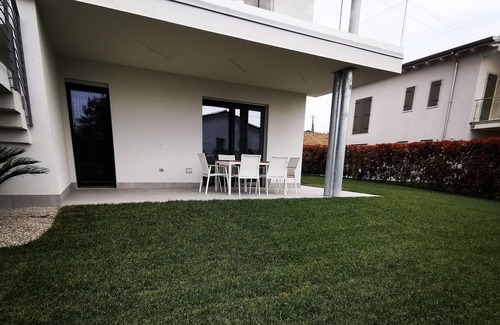 Bardolino Apartment | APARTMENT IN VILLA, LAKE VIEW, 5 MINUTES WALK FROM THE LAKE AND THE VILLAGE