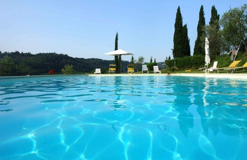 Poggibonsi Villa | Apartment in villa with pool, WIFI, TV, patio, panoramic view, parking, close to San Gimignano