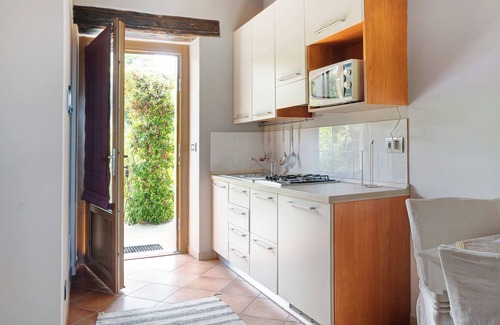 Cerretto Langhe Apartment | Apartment 'La Corte di Langa Alloggio Agata' with Shared Pool & Wi-Fi
