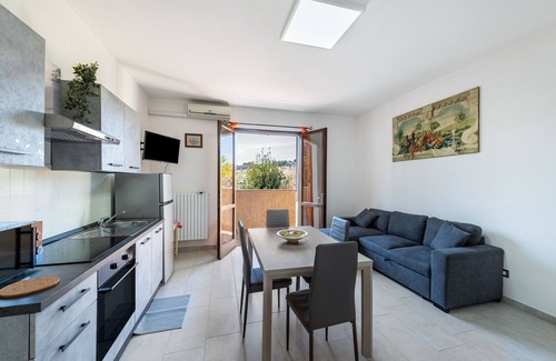 San Felice del Benaco Apartment | Apartment "Al Porto Balcony Close to the Lake" with Wi-Fi