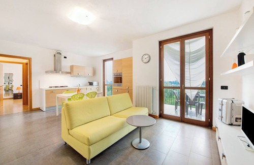 Portese Apartment | Apartment 'Appartamento Lago E Vigne' with Shared Pool, Wi-Fi