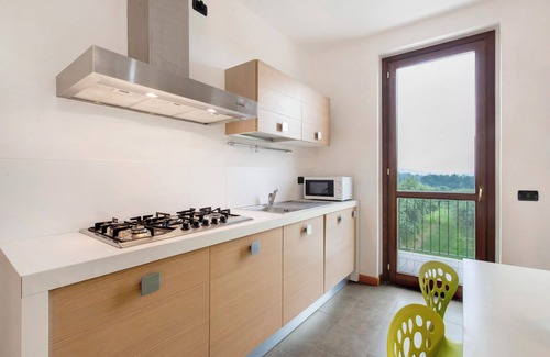 Portese Apartment | Apartment 'Appartamento Lago E Vigne' with Shared Pool, Wi-Fi