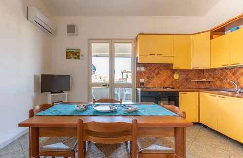 Casuzze Apartment | Apartment 'Vista Mare' with Sea View, Wi-Fi and Air Conditioning