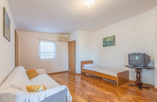 Jadrtovac Apartment | Apartment Ivic A3 near the beach